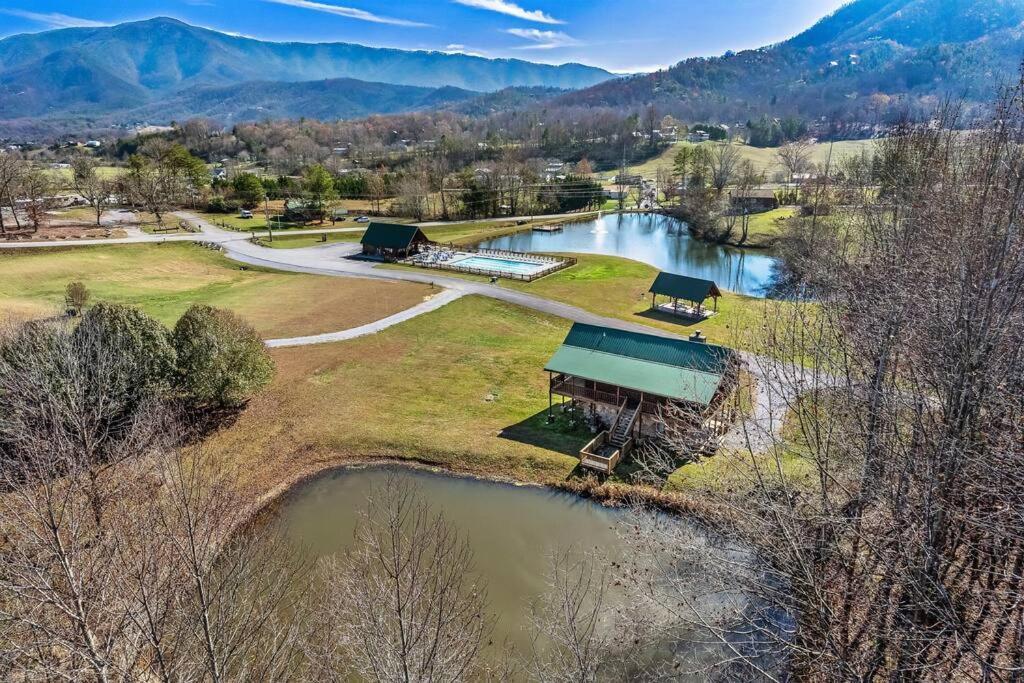 Spectacular Mtns Views With Private Hot Tub With Pool Table And Private Pond Villa เซอเวียร์วีล ภายนอก รูปภาพ
